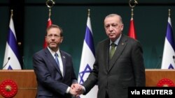 Cumhurbaşkanı Recep Tayyip Erdoğan ve İsrail Cumhurbaşkanı Isaac Herzog'un Ankara'daki ortak basın toplantısı. 9 Mart 2022. 